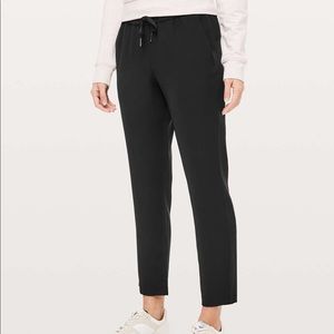 EUC Lululemon On The Fly Mid-Rise *Travel Woven Pant Black 4